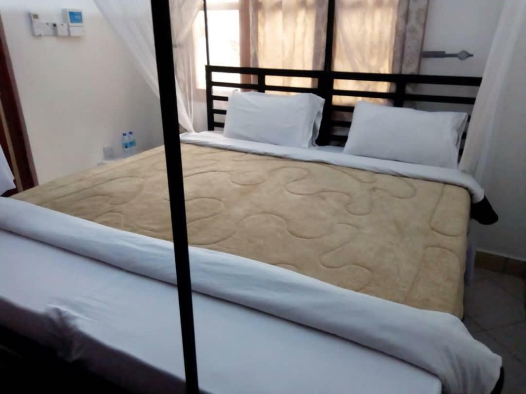 Le Parlour Bed & Breakfast Boma la Ngombe Ngoại thất bức ảnh
